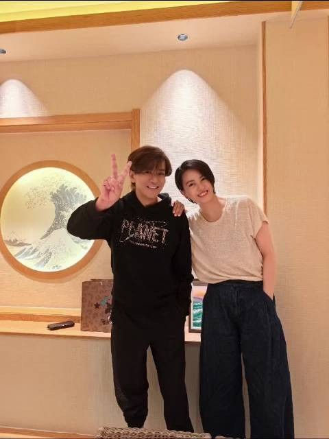 陈晓东晒与梁咏琪合影，两人1997年演情侣
