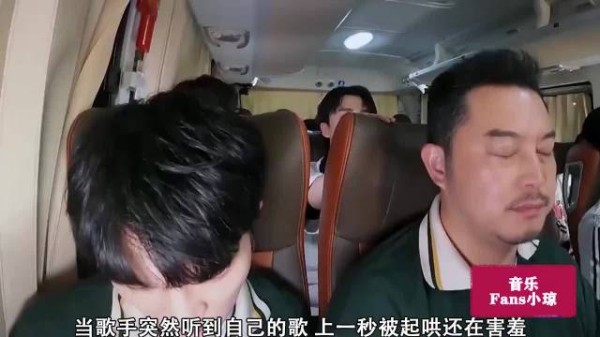 街边突然响起“自己的歌”,周深临时被起哄清唱,一开嗓全场沸腾