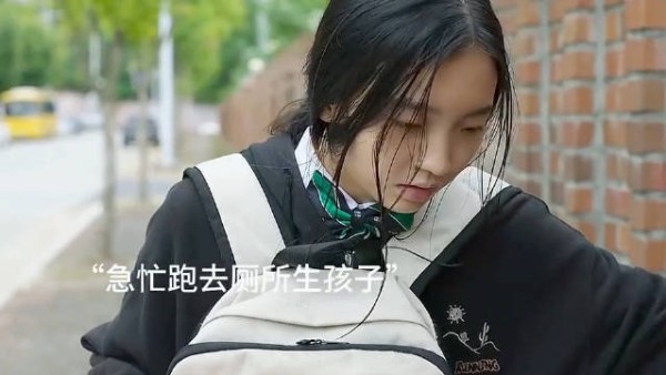女大学生在路上突然羊水破了,去厕所生孩子