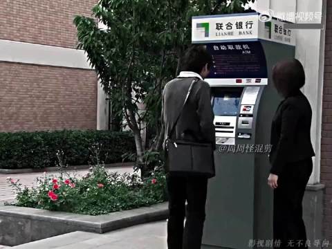 男人套个外壳冒充路边的ATM机，专门吞掉别人的银行卡