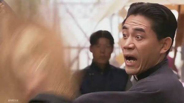 两人街头缠斗互不相让,不料竟打完架结伴进店买布鞋 !