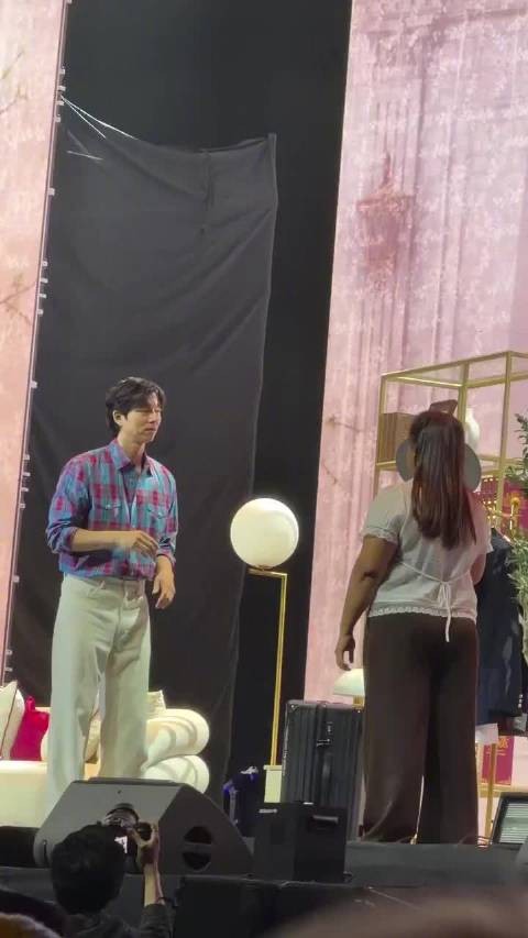 孔刘海外粉丝见面会猜词游戏模仿小狗