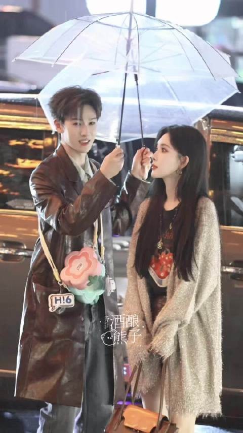 李昀锐下车给孟子义撑伞