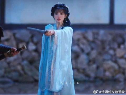 卿卿日常开府宴郝葭祝贺李薇,李薇发现郝葭自尽拼命救她