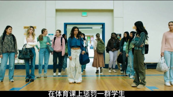 由于嘉利妈妈的强烈要求，校长在体育课上惩罚了那群女孩 魔女嘉利