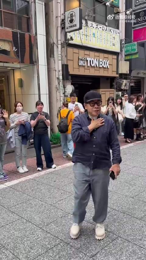 现在再看这个人，觉得笑的好虚伪啊，隐藏的这么深