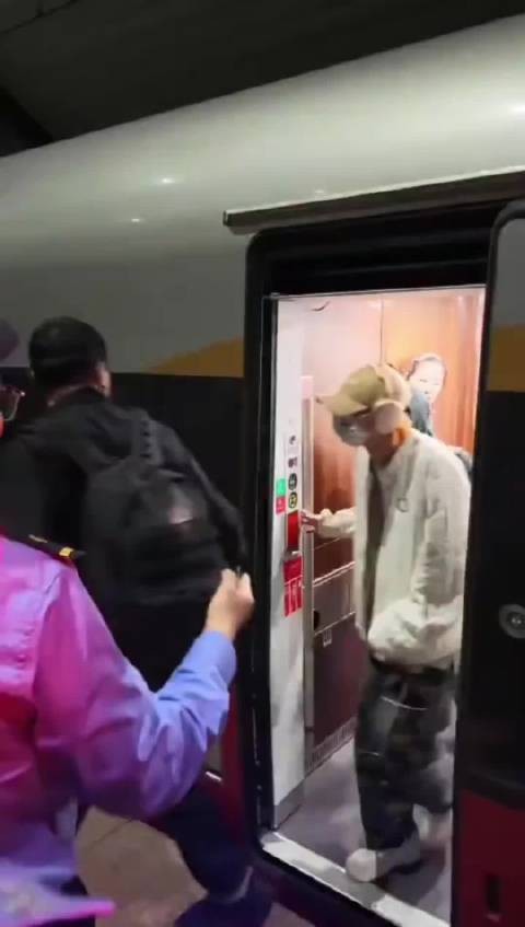 常州音乐节,鹿晗高铁站遭到粉丝围堵,这些人是怎么进去的?