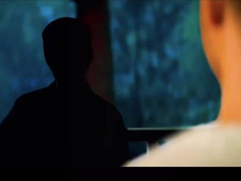 陌生女孩半夜敲门,丈夫突发疾病,敲门声再起
