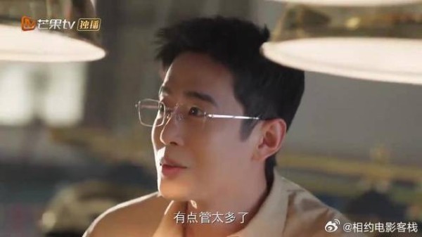 陈异借着球桌谈判，两人看似松弛，其实内里暗流涌动