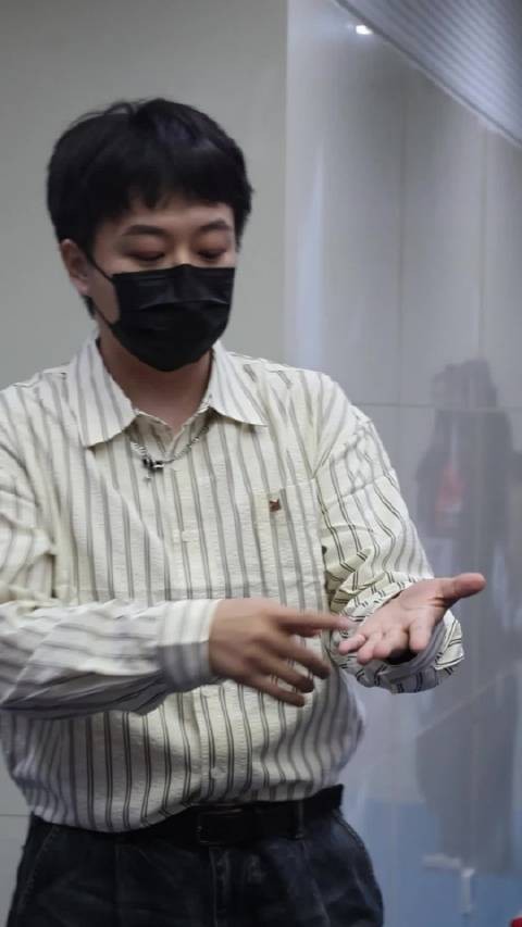 郑州下班时间到,老师拖堂引网友喊饿