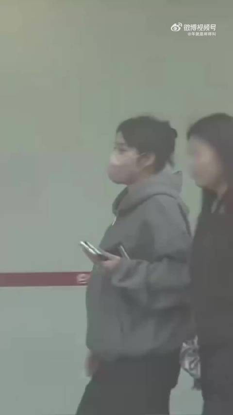 张佳宁孕肚好大了，她的老公是谁啊？