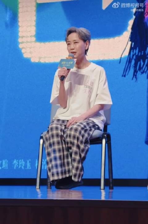 懂了…闺蜜就是—— 能吃在一起,睡在一起,做啥都没事 嗯