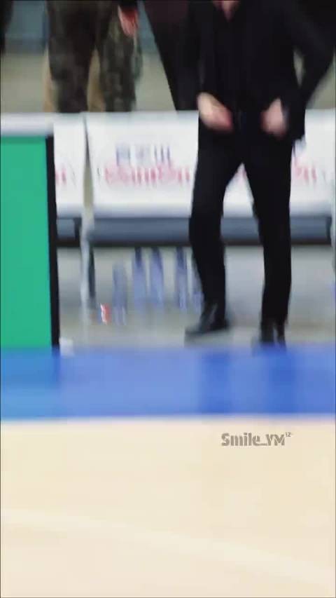 杨鸣西装造型亮相教练席，BGM加持腔调拉满