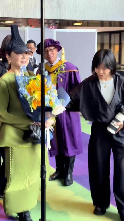 徐克获香港演艺学院荣誉博士 林青霞到场献花致贺
