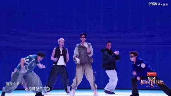 余文乐披荆斩棘五公舞台唱跳完成火圈挑战