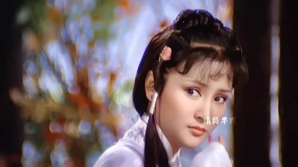 狄波拉已经够漂亮了，但颜值巅峰期林青霞太惊艳，一出场无人能敌