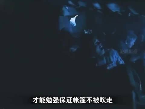 女孩隔墙扔面包,同胞饥饿之手将其扑灭