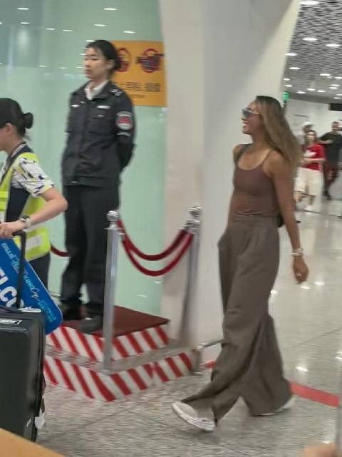 有个超模回国了