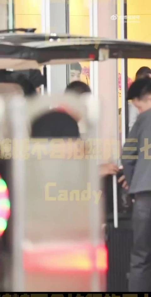 王一博肖战机场十七分钟时差 6:55到7:12先后现身
