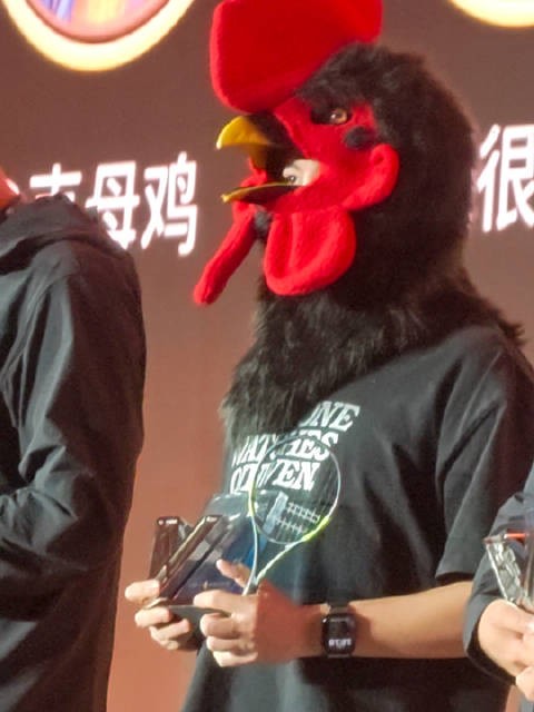 今年由乌鸡上台领奖，百元直拍