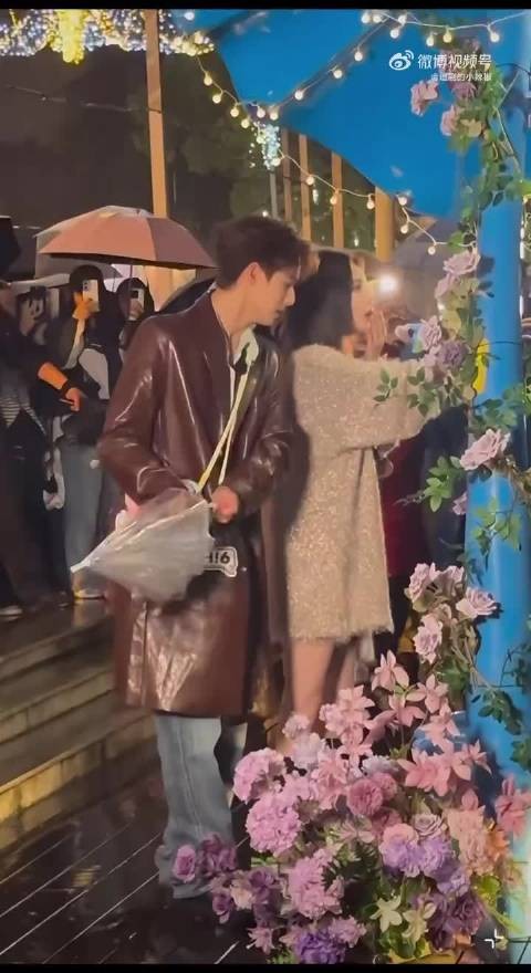 撩头发喂药一脸宠溺笑,内娱cp营业天花板三搭归来依旧甜蜜