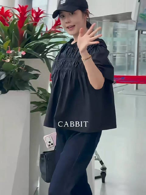 张佳宁机场视频显示穿着宽松平底鞋走路小心