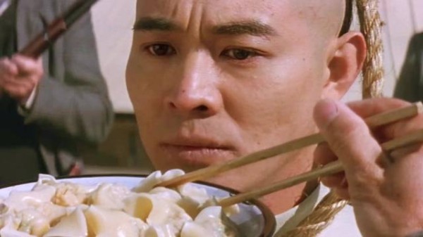 男人在吃断头饭时,突然发现里面竟然藏着一把小刀