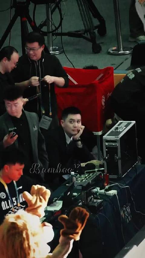 杨鸣CBA场边颜值抢眼，镜头下帅到犯规