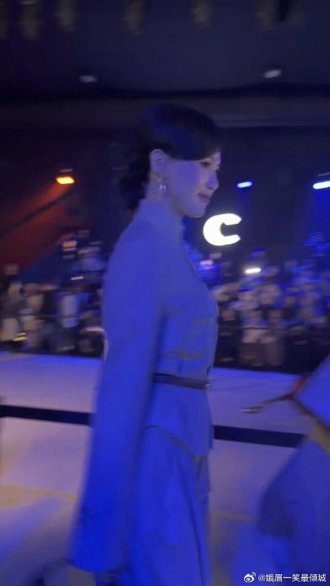这笑容藏不住了！唐嫣这身造型太绝了吧