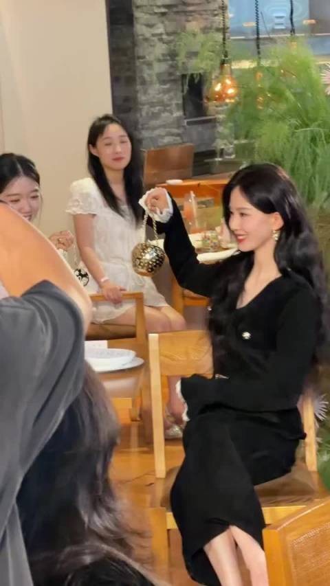 从内到外的端庄大气优雅,刘诗诗真的是美得轻轻松松