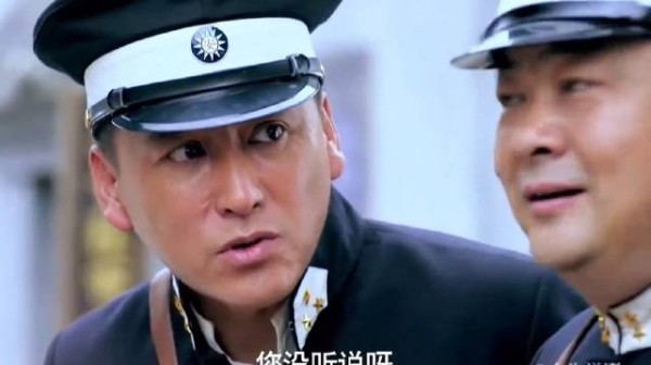 卧底不仅给同伴通风报信，而且经过他的策划让同伴全身而退！