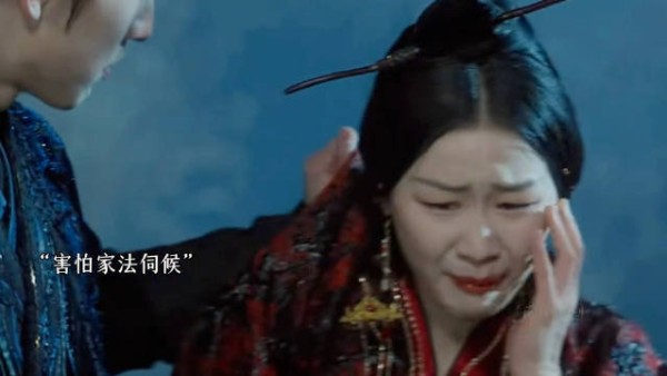 金靖饰演宫紫商在修罗场吃瓜，看戏投入演得尽兴