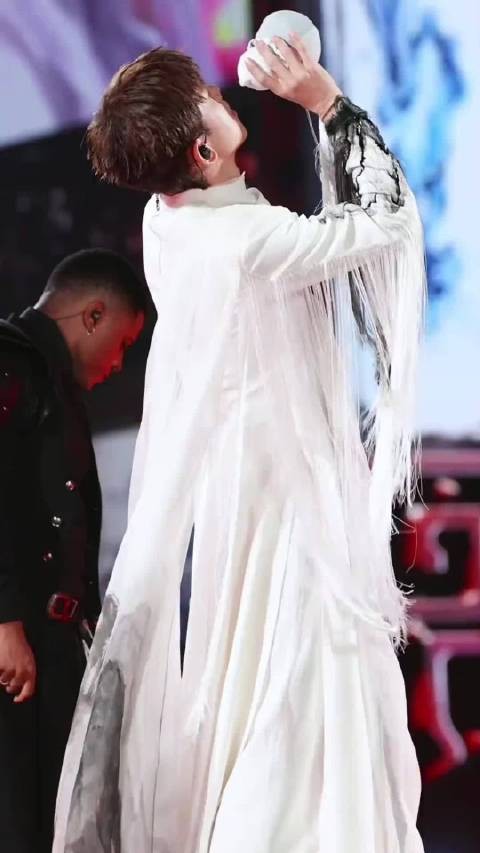 张杰深圳演唱会唱醉拳,学功夫练武术秀醉拳步