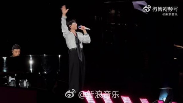 前奏一响感觉就来了,想起了万人合唱,氛围拉满