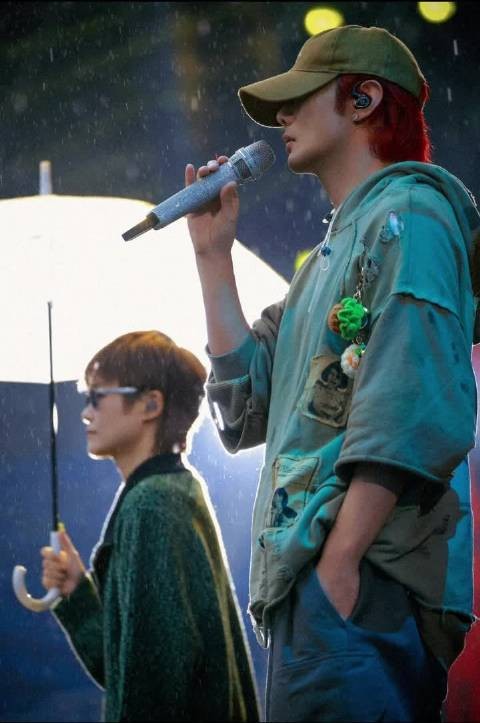 李荣浩演唱会李宇春做客合唱下个路口见