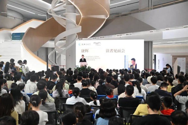 康辉做客光谷图书馆:来武汉,就像回家一样!
