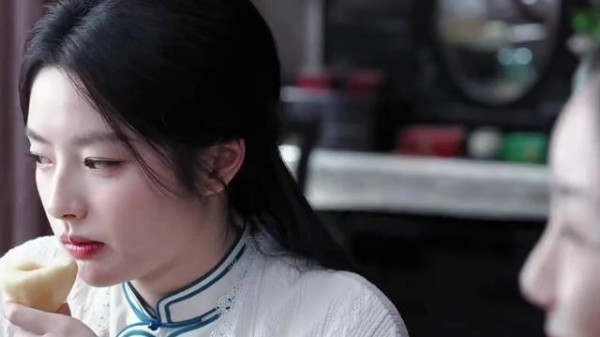 你两还挺配，连嘴角笑起来的弧度都一样