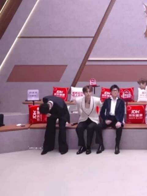 这个艾热在后台干什么!