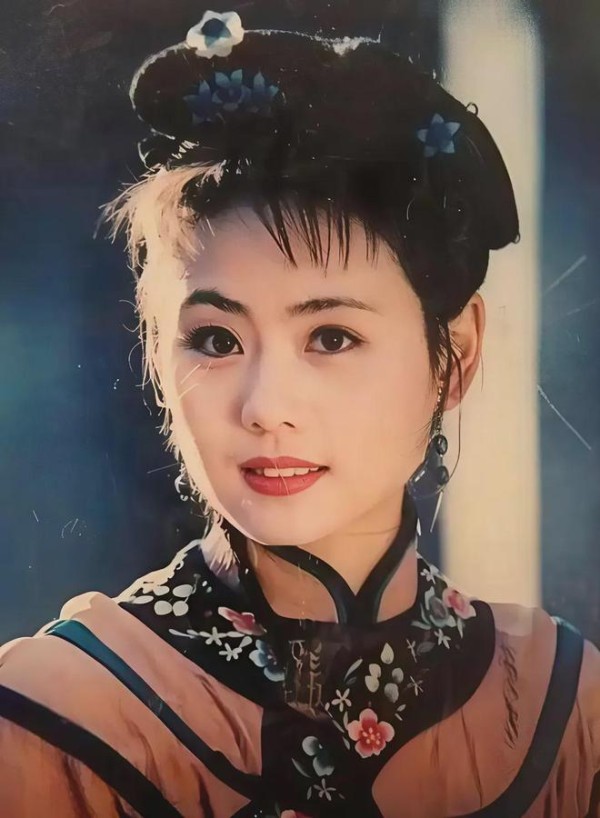 50岁美女演员陈莹近况曝光!嫁给建筑师生下2个女儿,如今被宠成公主