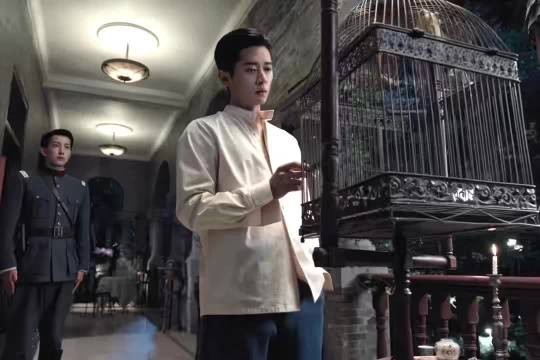叶平君为他人求情勾起虞昶轩妒火，车内索吻被簪刺伤，爱恨拉扯氛围感狠狠拿捏
