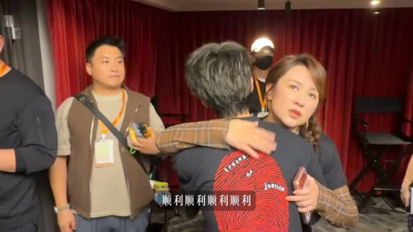 马丽王俊凯路演后台拥抱，马丽祝王俊凯演唱会顺利