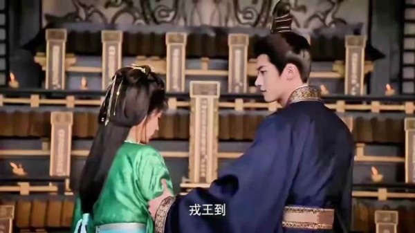 魏娆遭韩礼挟持红线当众指认,身份随时曝光