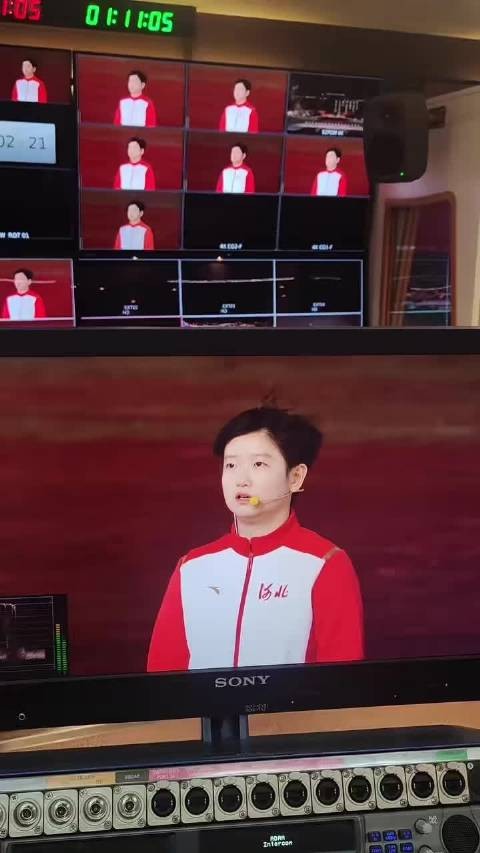导播室原声喊真可爱，特意安排莎莎画面在阳光总在风雨后