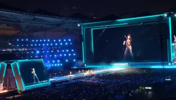 张杰体育场挥杆高尔夫,彩带喷涌一杆进洞