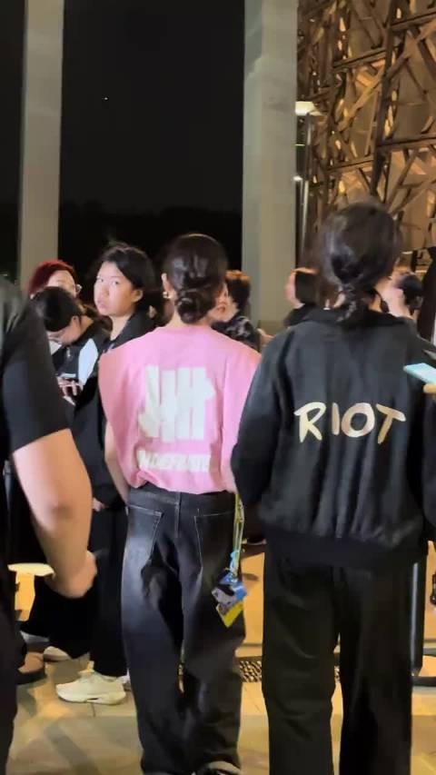 黄多多乌镇戏剧节与外国友人英文热聊