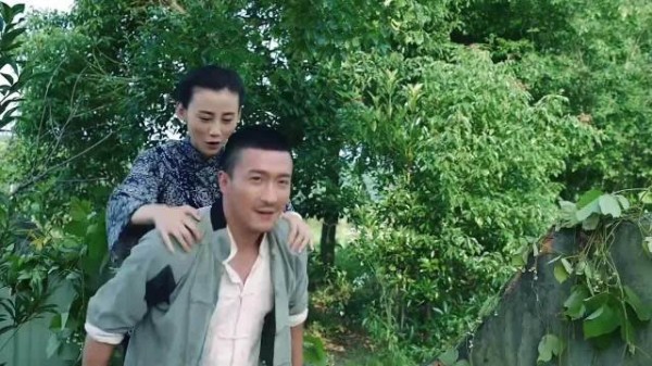 特战英雄榜:夫妻来要赏钱,守卫还逗小媳妇,却不知是关四斤假扮