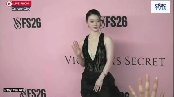 单依纯亮相2026维密大秀粉毯 黑衣深V造型酷美