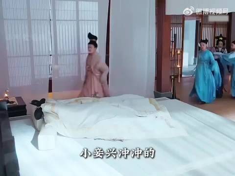 小妾兴冲冲的跑到正妻房里去抓人 岂料却将自己暴漏