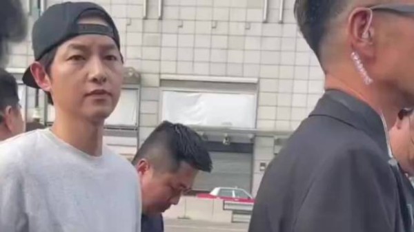路人偶遇宋仲基，当场喊“跟宋慧乔结婚那个”，宋仲基瞬间黑脸不再理会