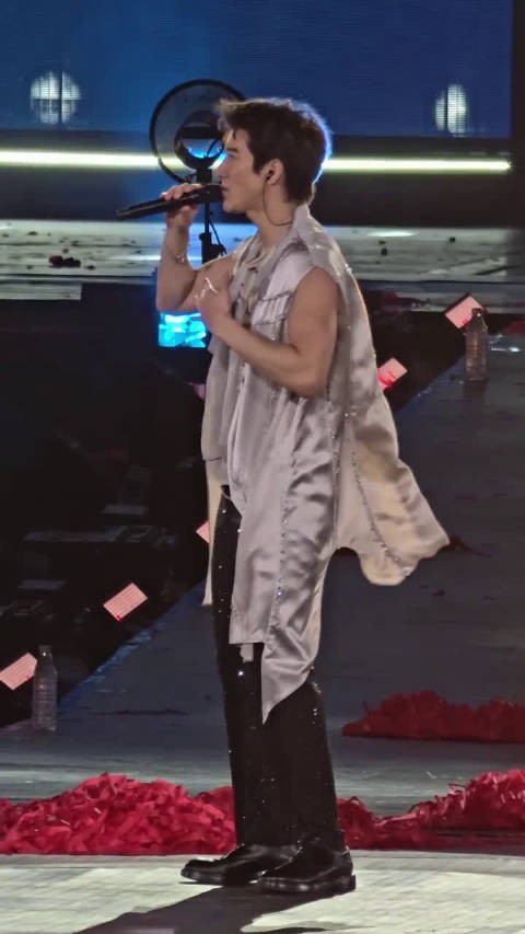 王力宏郑州场外万人大合唱爱错